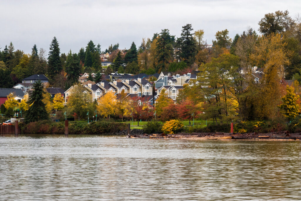 homes in Vancouver along river