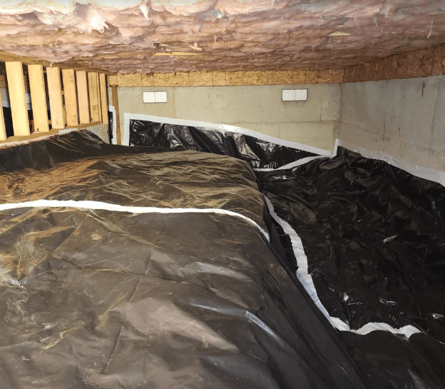 Crawl space with vapor barrier keeping it dry